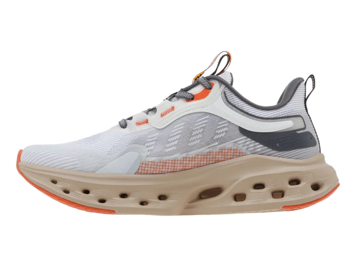 Tenis deportivos K-Swiss color blanco y arena con suela gruesa perforada y detalles en naranja.