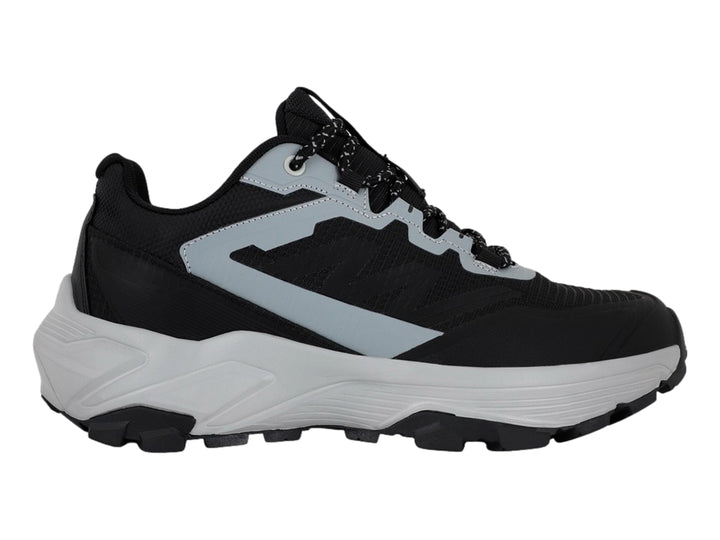 Tenis deportivos K-Swiss color negro y gris con suela gruesa y cordones moteados.