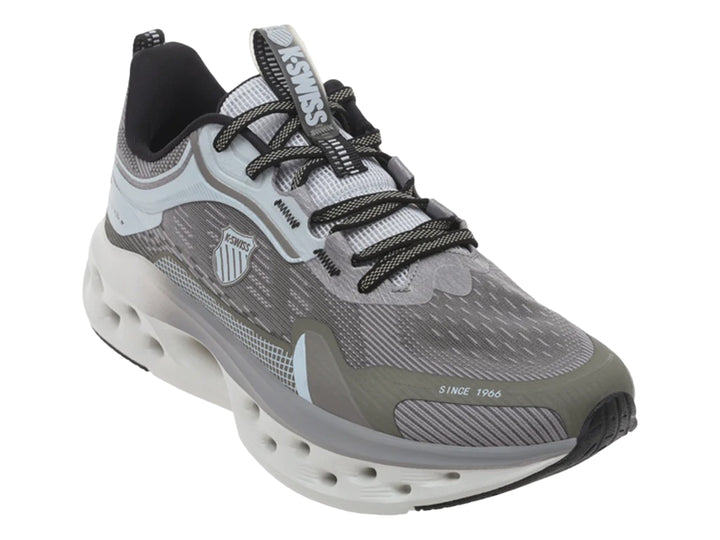 Tenis deportivos K-Swiss color gris con suela blanca perforada y detalles en negro.