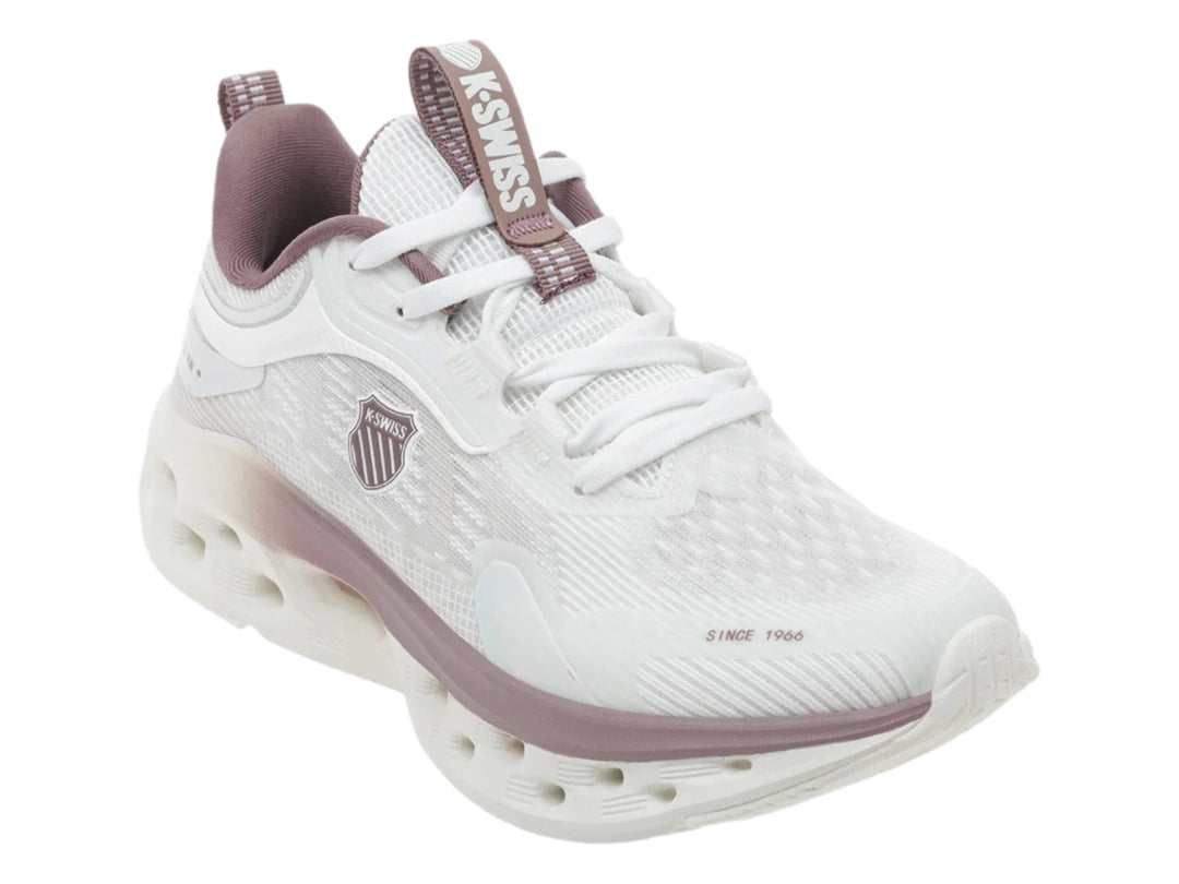 Tenis K-Swiss Atreux color blanco con detalles en morado para mujer.