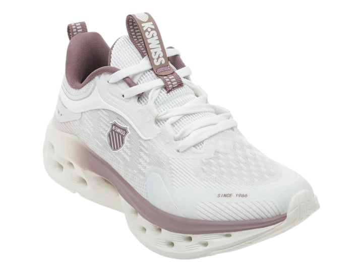 Tenis K-Swiss Atreux color blanco con detalles en morado para mujer.