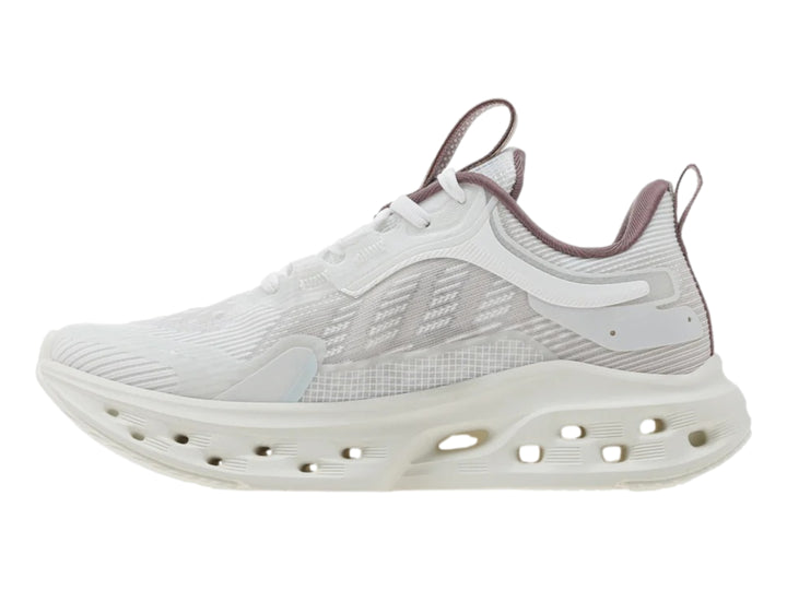 Tenis K-Swiss Atreux color blanco con detalles en morado para mujer.