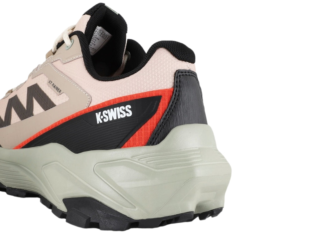 Tenis K-SWISS XT-Reiner color arena y negro con suela robusta y detalle naranja.