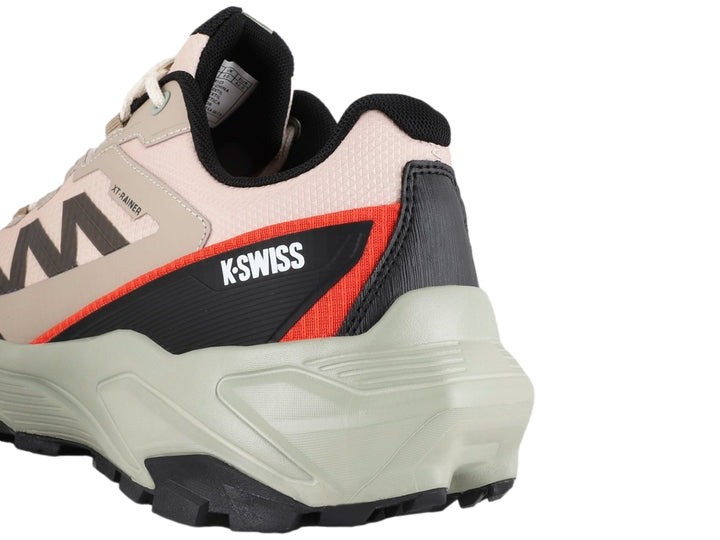 Tenis K-SWISS XT-Reiner color arena y negro con suela robusta y detalle naranja.