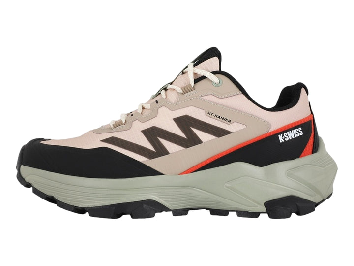 Tenis K-SWISS XT-Reiner color arena y negro con suela robusta y detalle naranja.