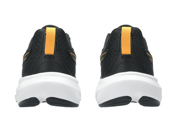 Tenis deportivos ASICS color negro con detalles en amarillo y suela blanca.