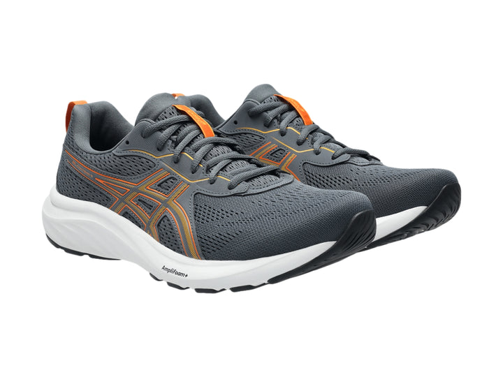 Tenis deportivo ASICS color gris con detalles en naranja y suela blanca.