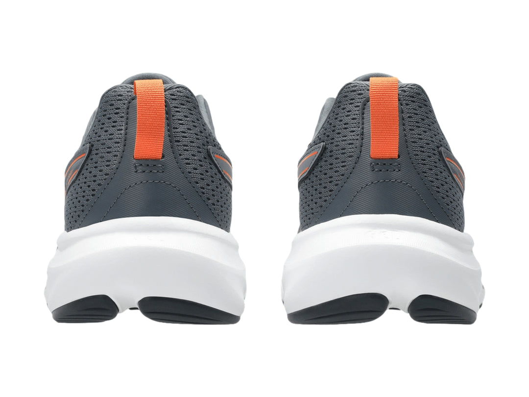 Tenis deportivo ASICS color gris con detalles en naranja y suela blanca.