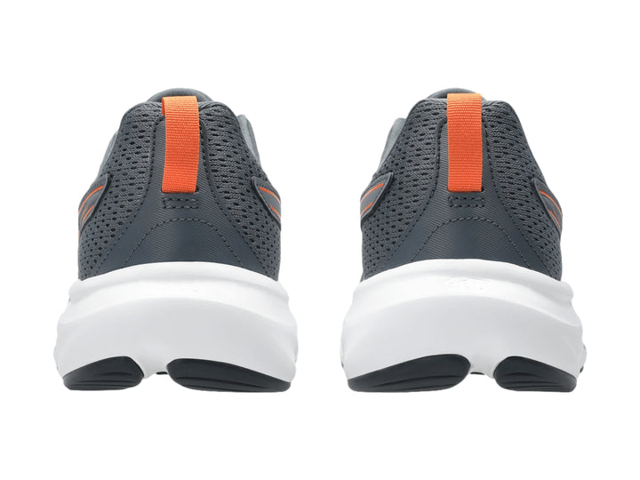 Tenis deportivo ASICS color gris con detalles en naranja y suela blanca.