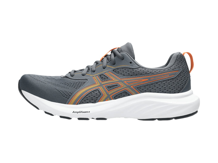 Tenis deportivo ASICS color gris con detalles en naranja y suela blanca.