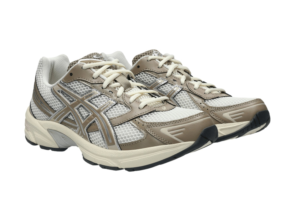 Tenis deportivos ASICS GEL-1130 en colores crema y canela con paneles de malla y suela blanca.