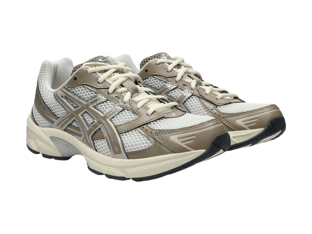 Tenis deportivos ASICS GEL-1130 en colores crema y canela con paneles de malla y suela blanca.