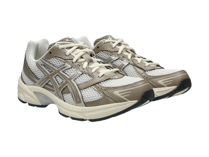 Tenis deportivos ASICS GEL-1130 en colores crema y canela con paneles de malla y suela blanca.