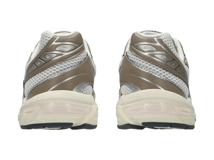 Tenis deportivos ASICS GEL-1130 en colores crema y canela con paneles de malla y suela blanca.