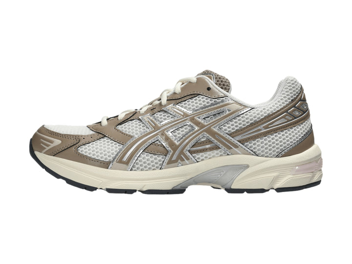 Tenis deportivos ASICS GEL-1130 en colores crema y canela con paneles de malla y suela blanca.