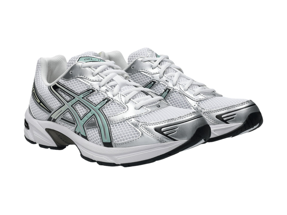 Tenis deportivos ASICS GEL-1130 en color blanco y plata con detalles en verde verdigris.