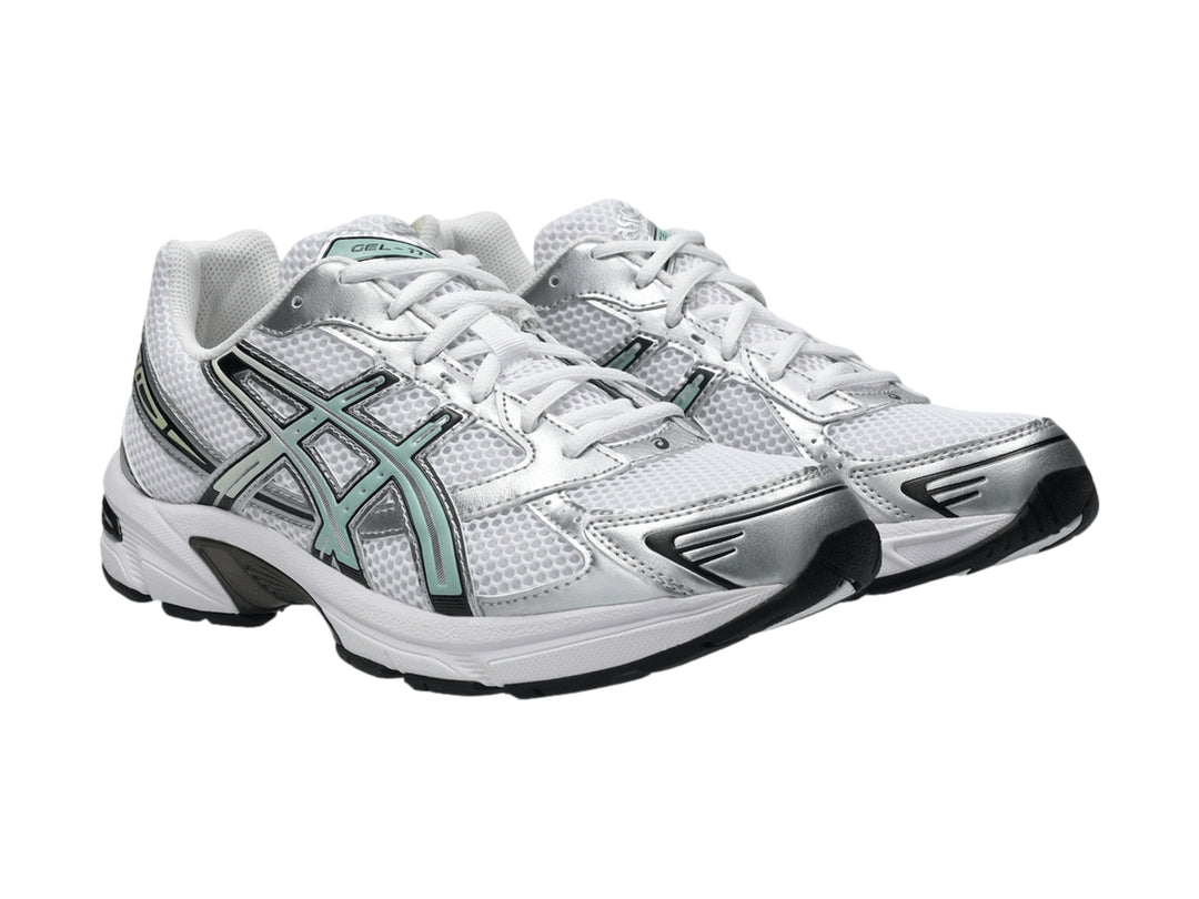Tenis deportivos ASICS GEL-1130 en color blanco y plata con detalles en verde verdigris.