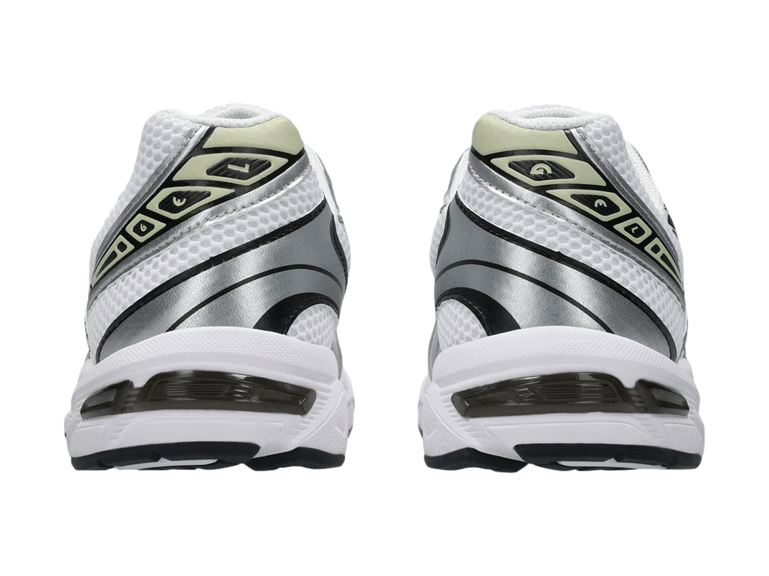 Tenis deportivos ASICS GEL-1130 en color blanco y plata con detalles en verde verdigris.