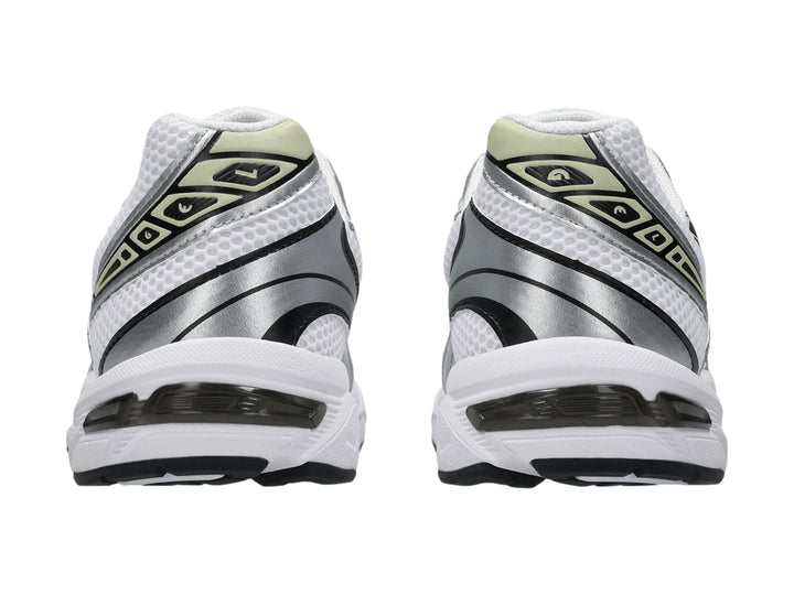Tenis deportivos ASICS GEL-1130 en color blanco y plata con detalles en verde verdigris.