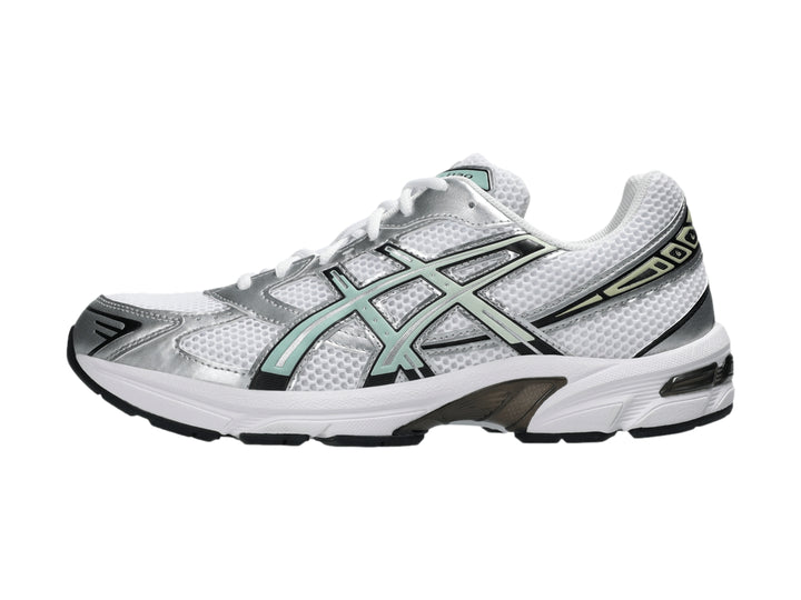 Tenis deportivos ASICS GEL-1130 en color blanco y plata con detalles en verde verdigris.