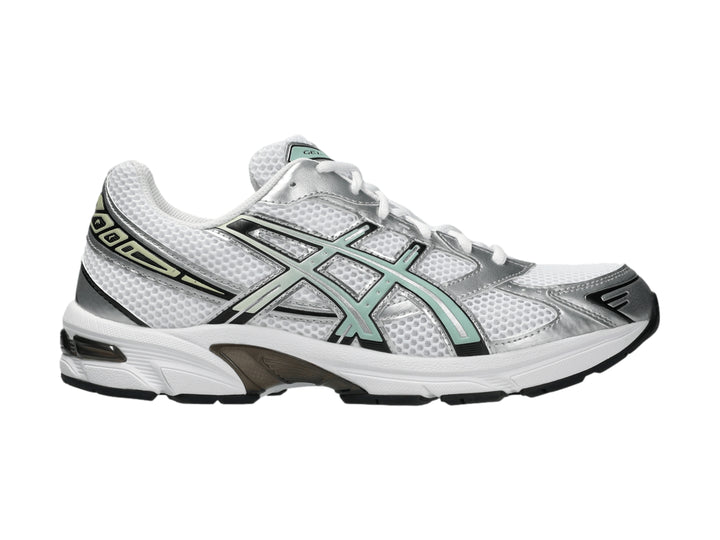 Tenis deportivos ASICS GEL-1130 color blanco y plateado con detalles en verdigris y suela blanca y negra.