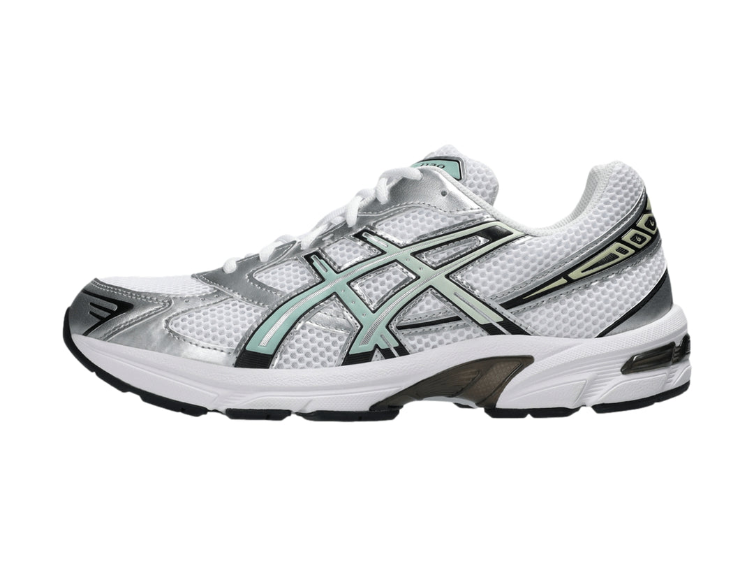 Tenis deportivos ASICS GEL-1130 color blanco y plateado con detalles en verdigris y suela blanca y negra.