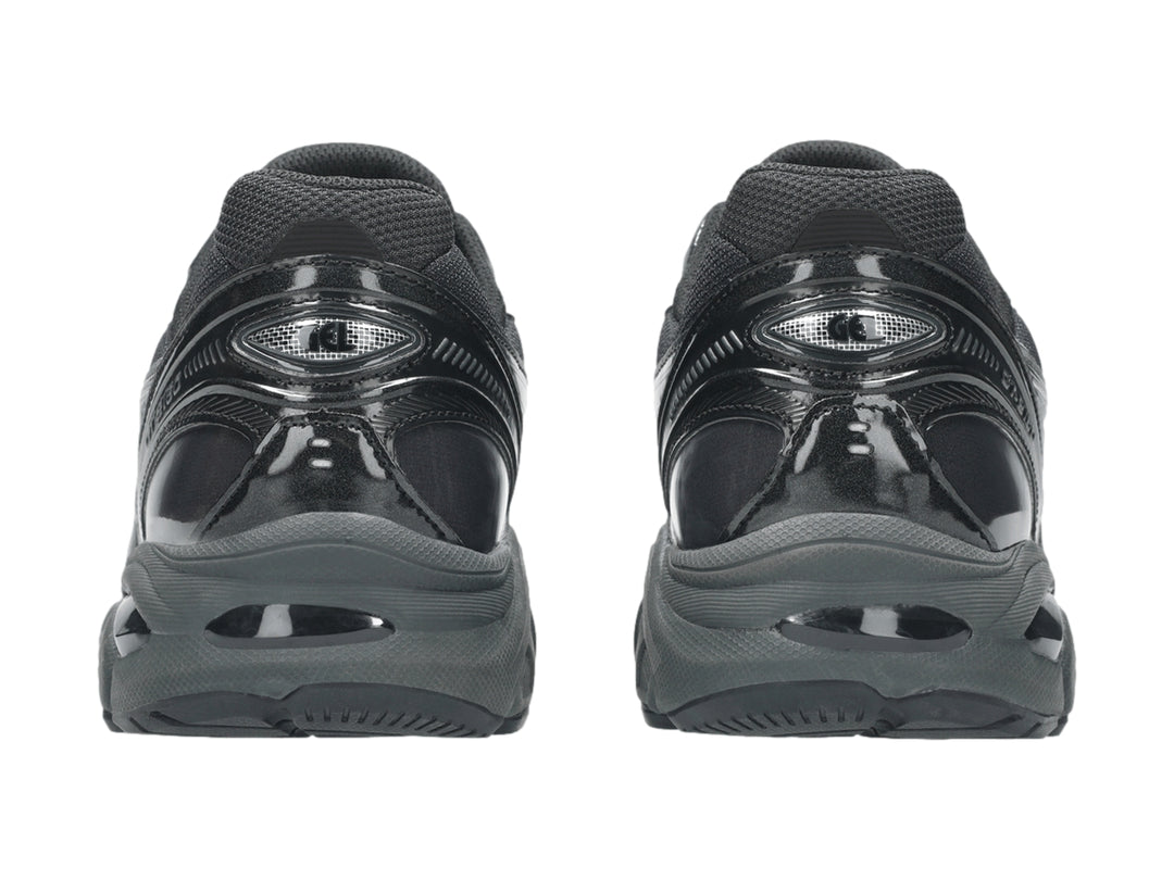 Tenis deportivos ASICS GT-2160 en color negro con detalles plateados, vista lateral.