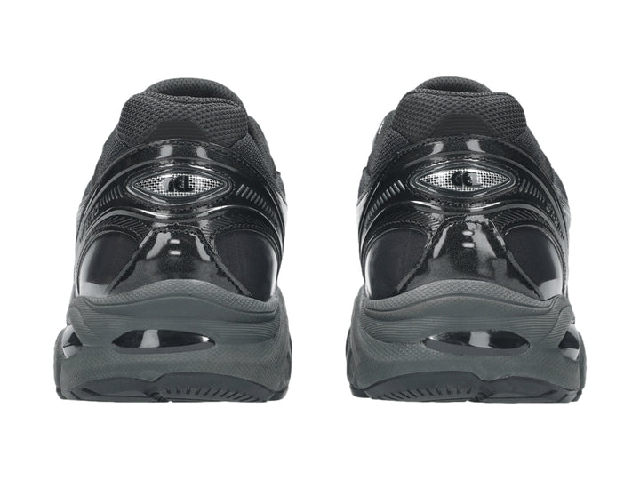 Tenis deportivos ASICS GT-2160 en color negro con detalles plateados, vista lateral.