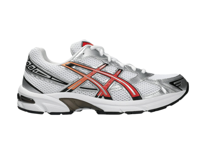 Tenis deportivos ASICS Gel-1130 color blanco y plata con franjas rojas y suela blanca y negra.