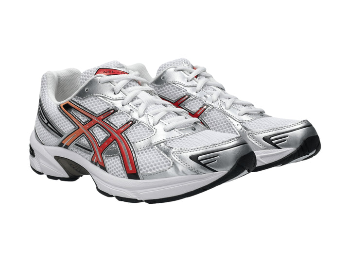 Tenis deportivos ASICS Gel-1130 color blanco y plata con franjas rojas y suela blanca y negra.