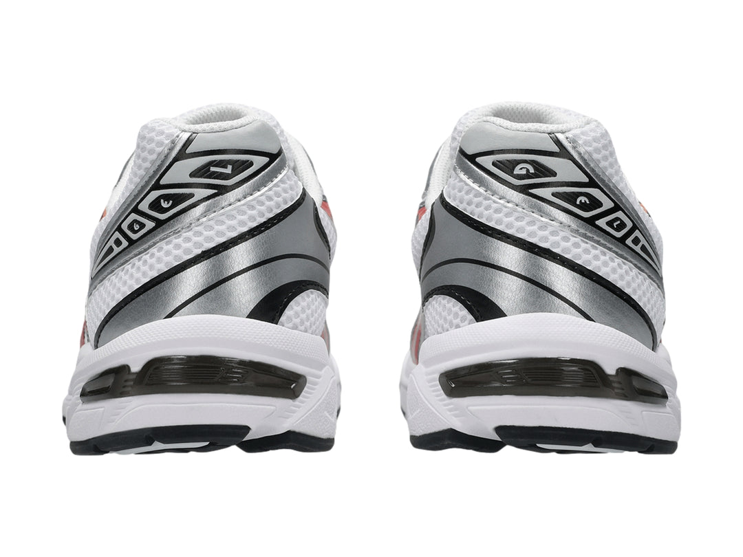 Tenis deportivos ASICS Gel-1130 color blanco y plata con franjas rojas y suela blanca y negra.