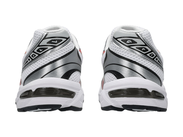 Tenis deportivos ASICS Gel-1130 color blanco y plata con franjas rojas y suela blanca y negra.