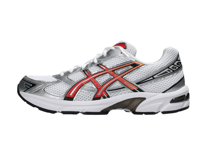 Tenis deportivos ASICS Gel-1130 color blanco y plata con franjas rojas y suela blanca y negra.