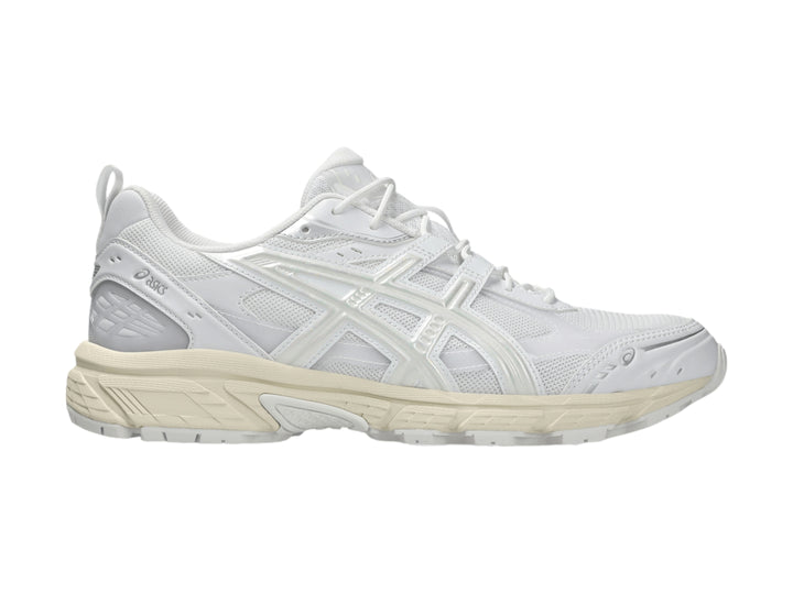 Tenis deportivos ASICS color blanco y crema con detalles de malla y suela robusta.