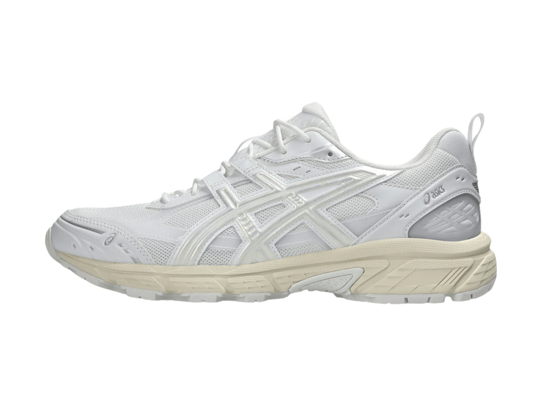 Tenis deportivos ASICS color blanco y crema con detalles de malla y suela robusta.