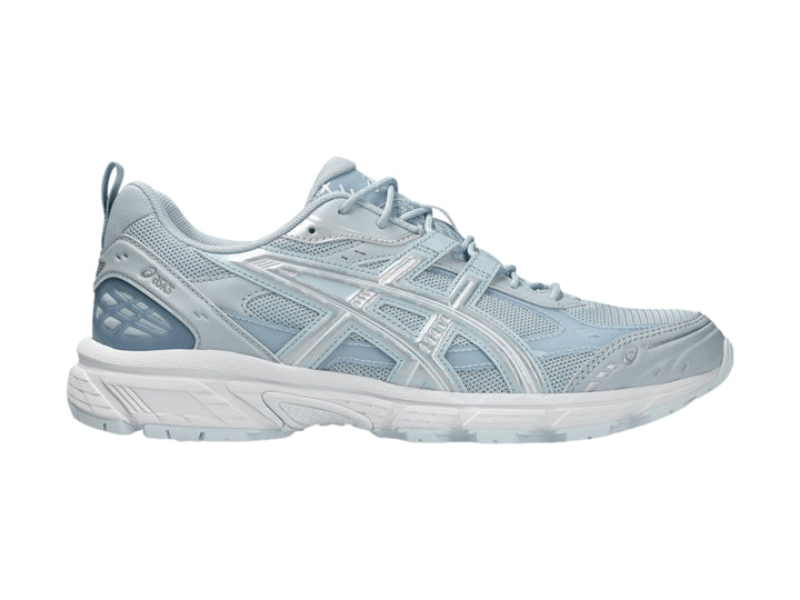 Tenis deportivos ASICS Gel-Nunobiki en color azul claro Storm Cloud con suela blanca.