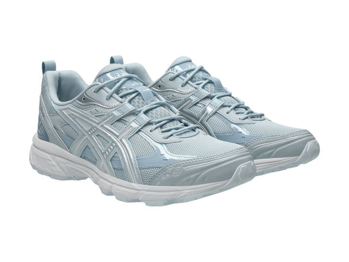 Tenis deportivos ASICS Gel-Nunobiki en color azul claro Storm Cloud con suela blanca.