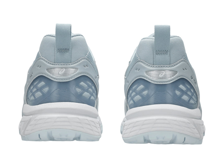 Tenis deportivos ASICS Gel-Nunobiki en color azul claro Storm Cloud con suela blanca.