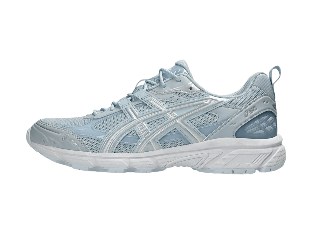 Tenis deportivos ASICS Gel-Nunobiki en color azul claro Storm Cloud con suela blanca.