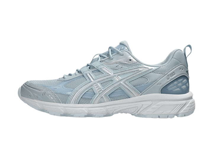 Tenis deportivos ASICS Gel-Nunobiki en color azul claro Storm Cloud con suela blanca.