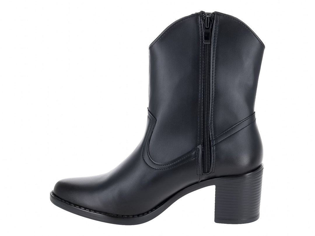 Botines vaqueros color negro con tacón cuadrado y detalles de remaches dorados en la parte superior.