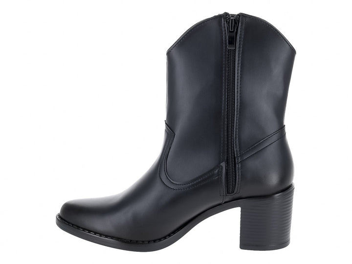 Botines vaqueros color negro con tacón cuadrado y detalles de remaches dorados en la parte superior.