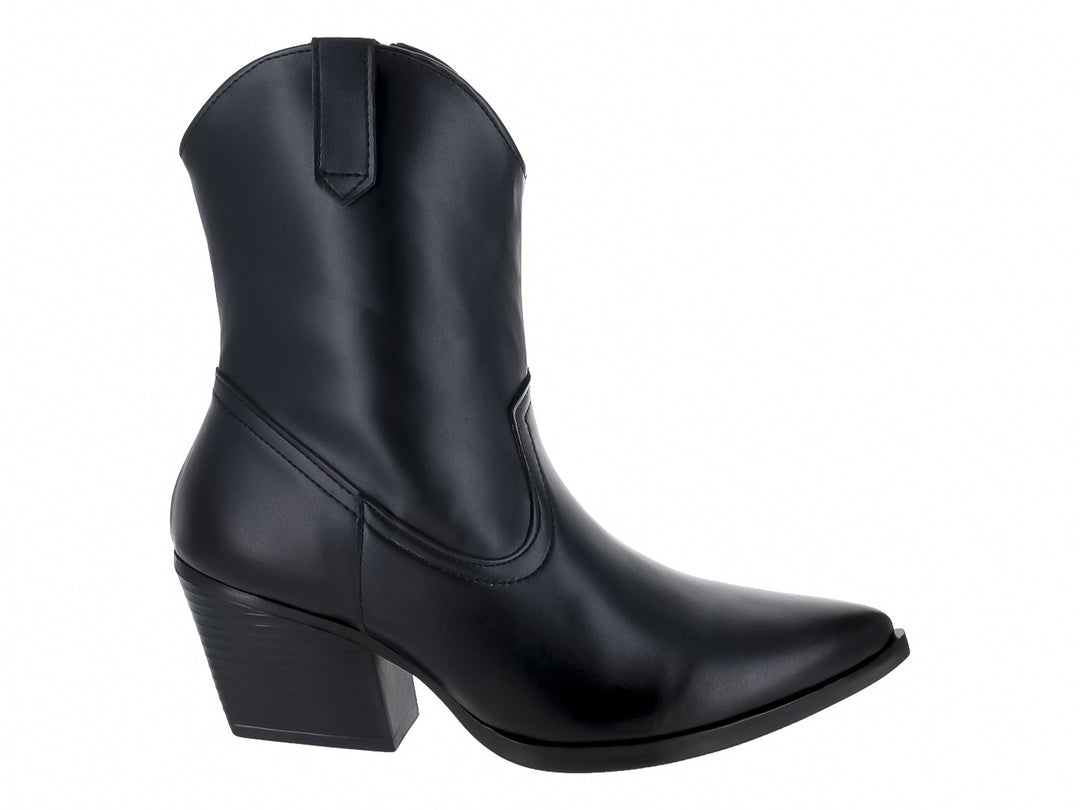 Botines vaqueros de color negro con tacón cuadrado y punta afilada sobre fondo blanco.