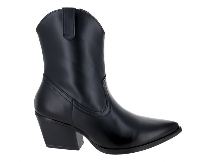 Botines vaqueros de color negro con tacón cuadrado y punta afilada sobre fondo blanco.