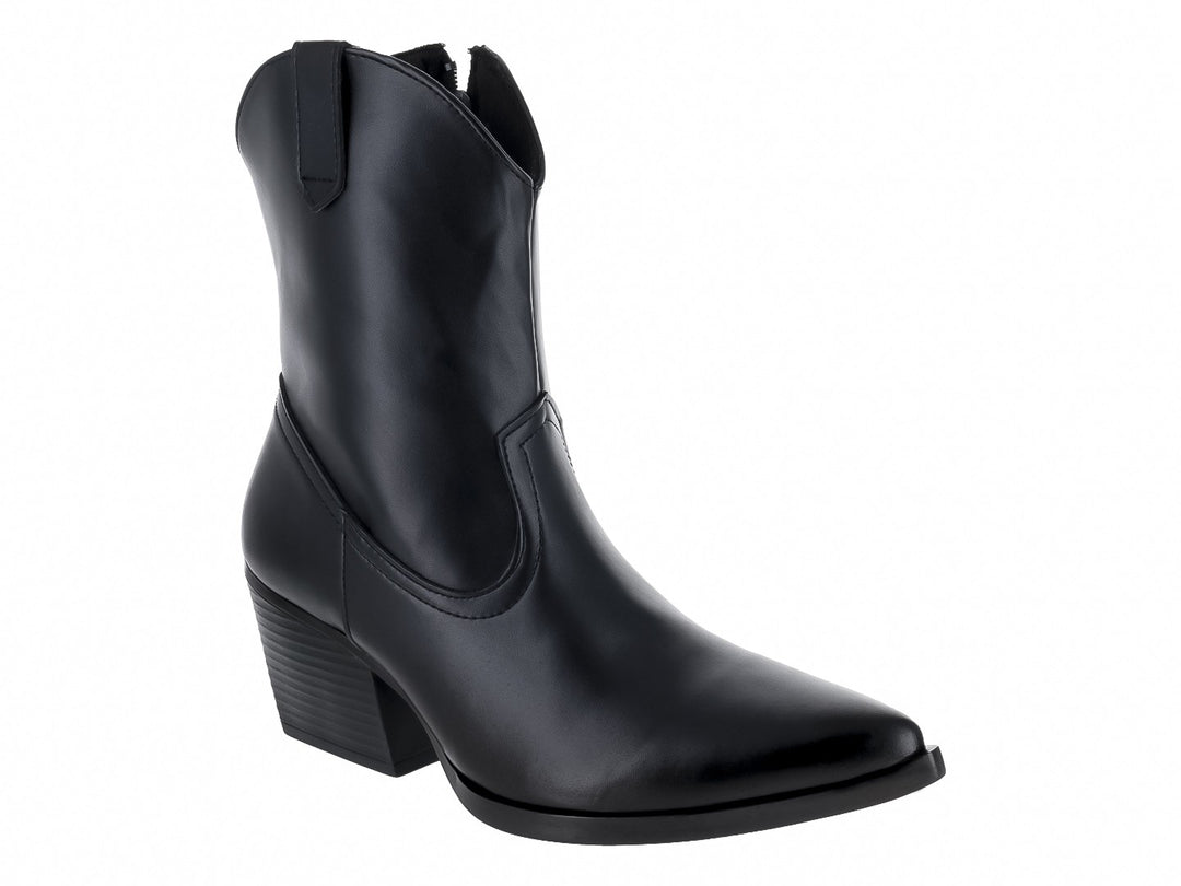 Botines vaqueros de color negro con tacón cuadrado y punta afilada sobre fondo blanco.