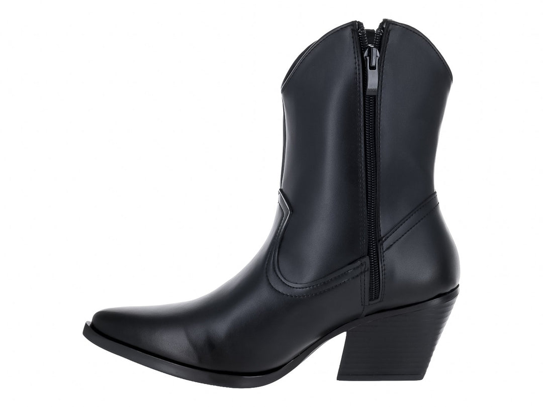 Botines vaqueros de color negro con tacón cuadrado y punta afilada sobre fondo blanco.