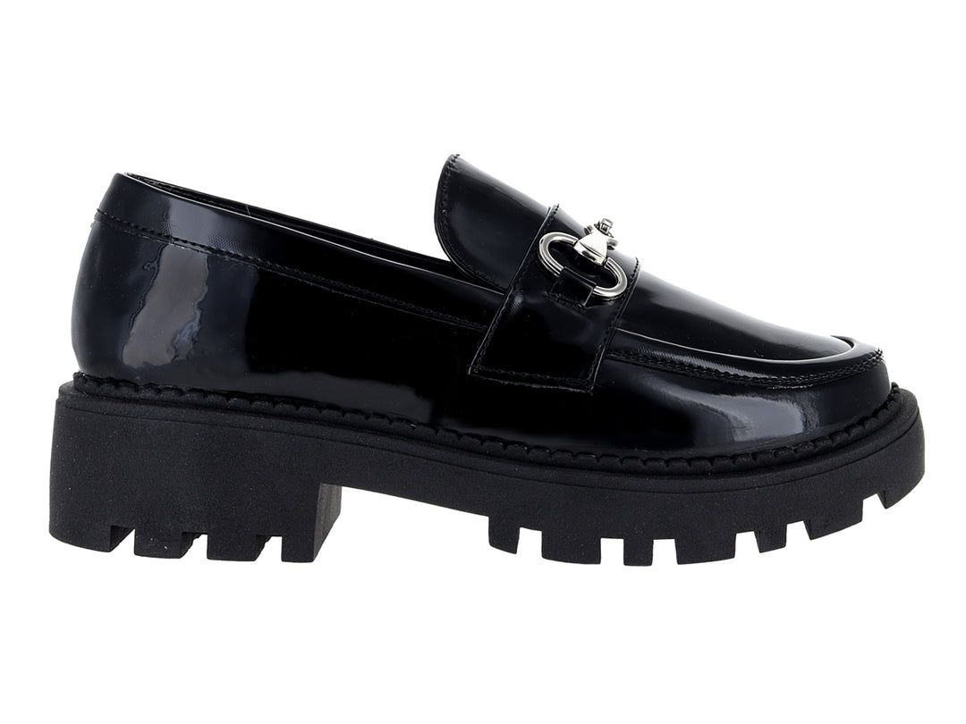 Mocasines negros de charol con suela track gruesa y hebilla plateada.