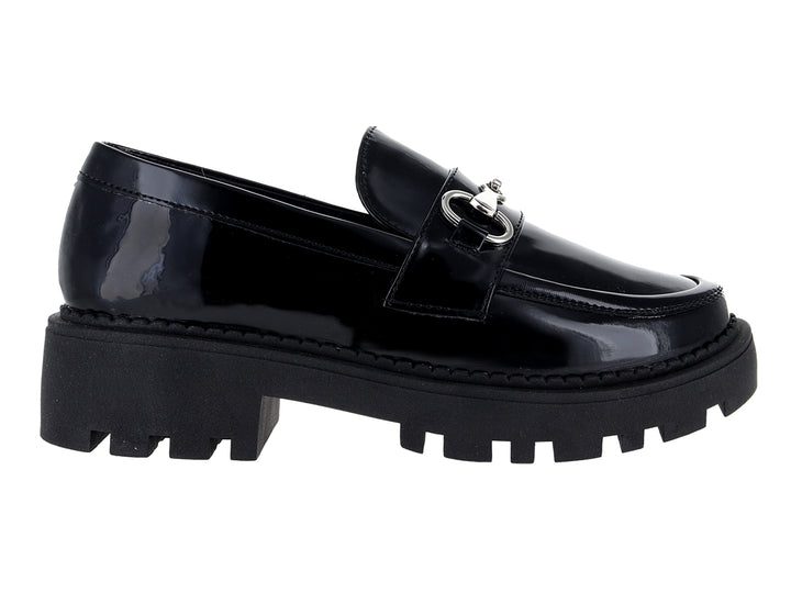 Mocasines negros de charol con suela track gruesa y hebilla plateada.