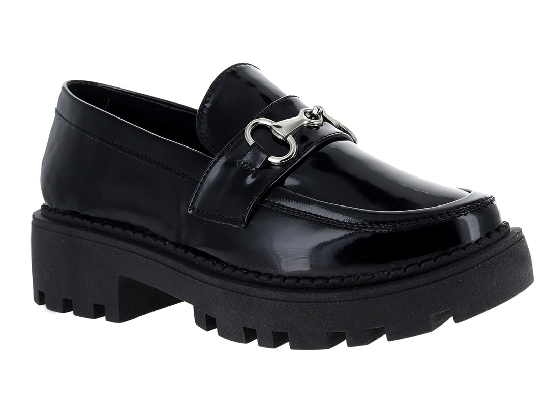 Mocasines negros de charol con suela track gruesa y hebilla plateada.