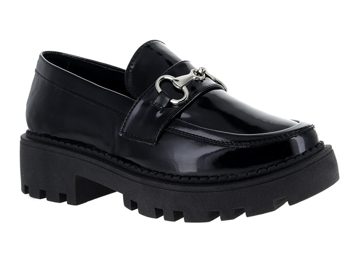 Mocasines negros de charol con suela track gruesa y hebilla plateada.